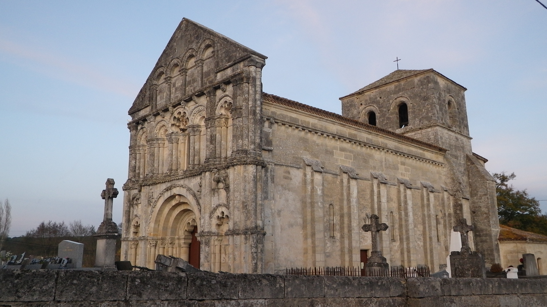Photo à PetitPalaisetCornemps (33570) L'églse. PetitPalaiset