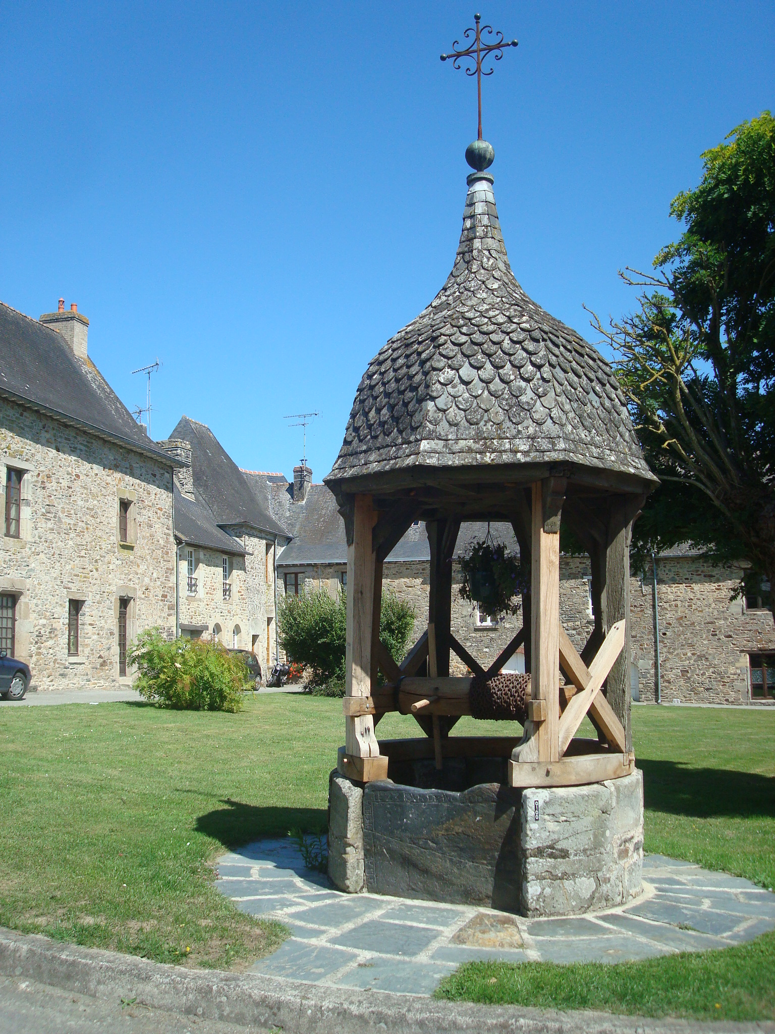 Photo à Champeaux (35500) Ancien puits au centre de l'ancien cloître