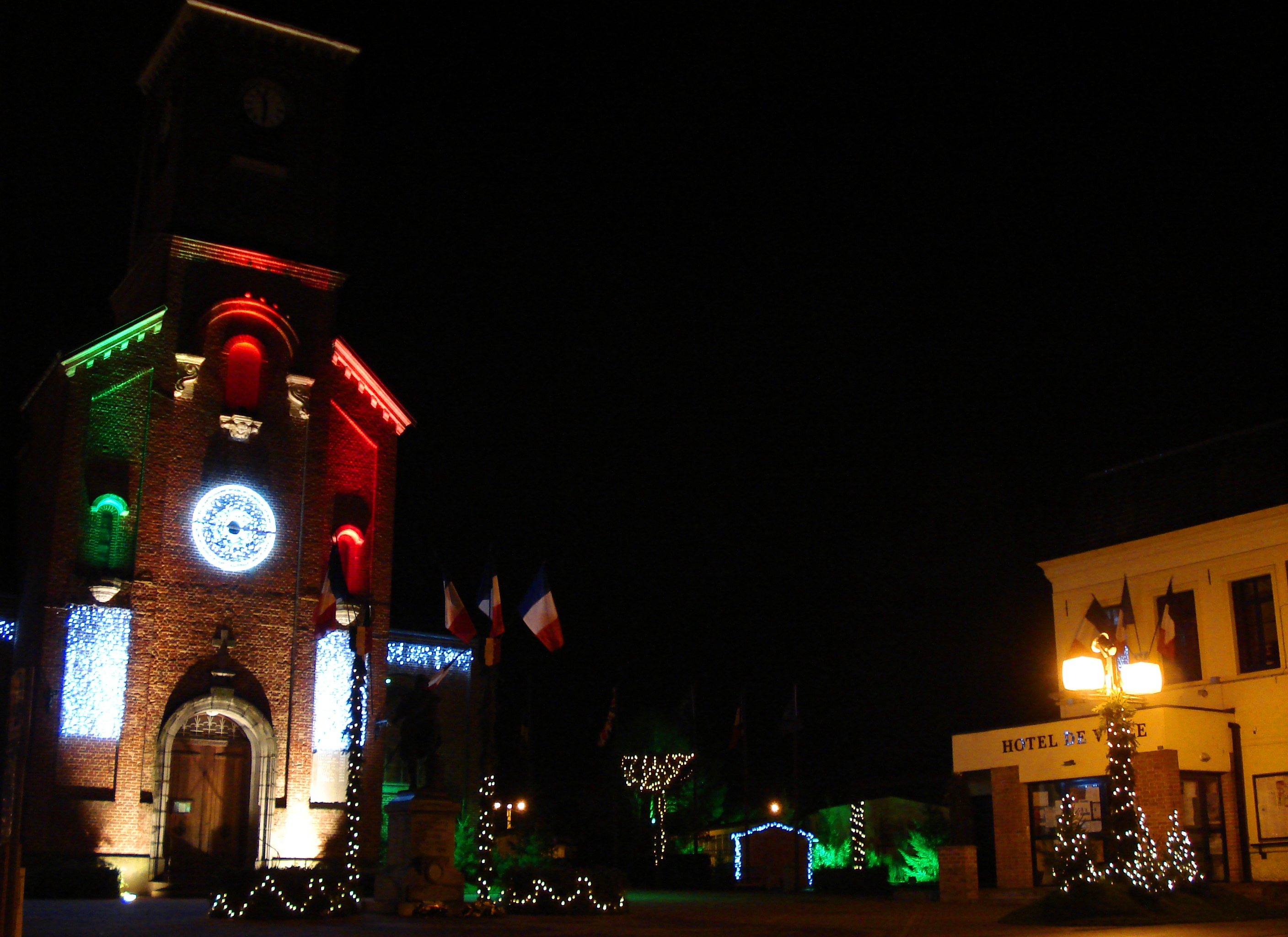 Photo à PontàMarcq (59710) L'église St Quentin by night à Nöel