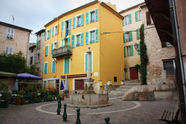 Photo à Gattières (06510) Place de Gattières, 183960