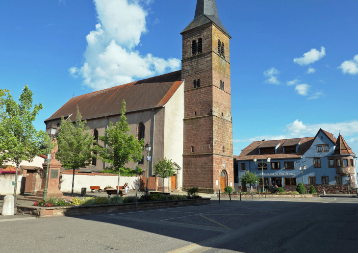 L'église catholique dans le village - Monswiller
