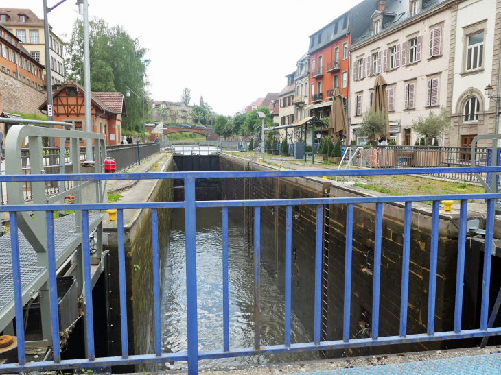 L'écluse sur le canal de la Marne au Rhin dans le centre ville - Saverne