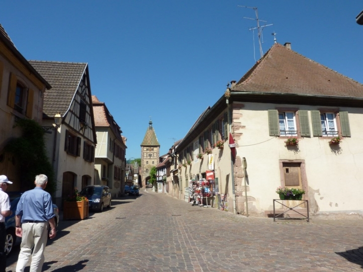 Bergheim  : rue et tour