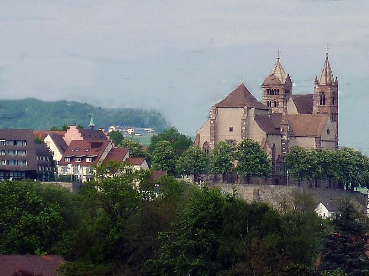 Vue sur Breisach am Rhein (Allemagne) de l'autre côté du Rhin - Volgelsheim