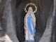 La Vierge repose sur une pierre extraite de l'endroit même où l'Immaculée Conception apparut à Sainte Bernadette en 1858.
