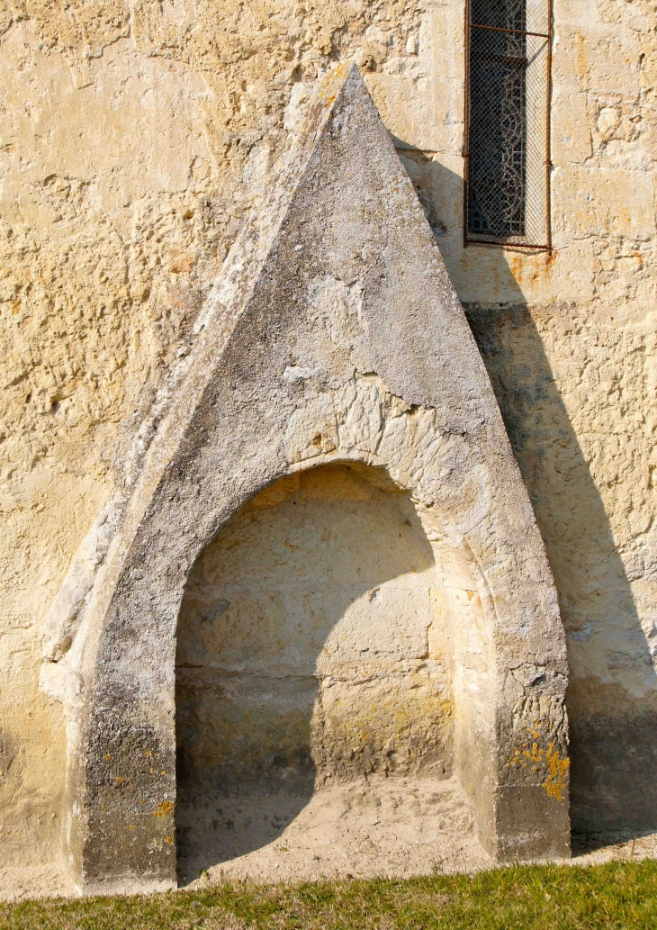 Une niche sur le mur extérieur sud-est de l'église. - Agonac