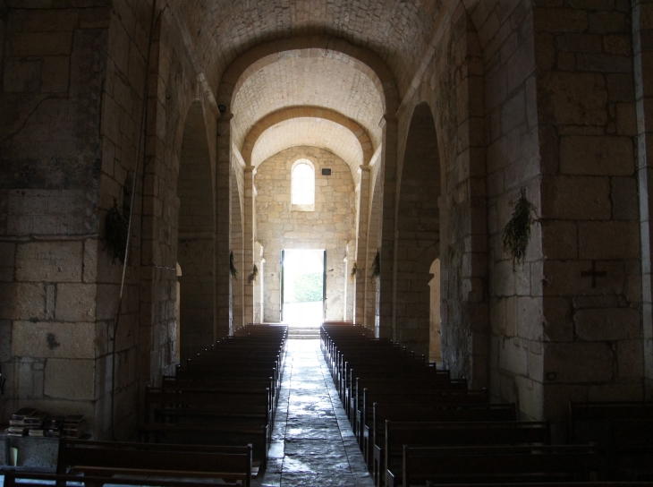 La nef vers le portail de l'église Saint-Martin. - Agonac