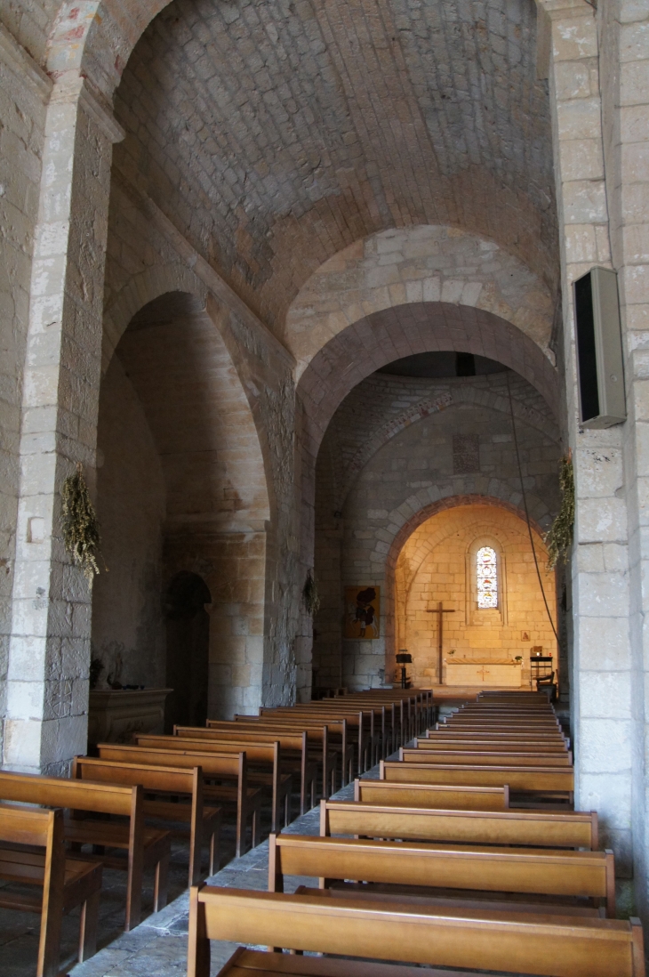 La nef et le collatéral très étroit gauche : église Saint-Martin. - Agonac
