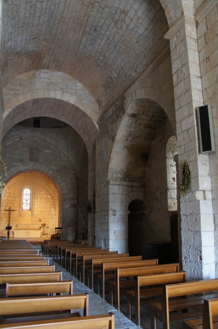 La nef et le collatéral très étroit droite : église Saint-Martin. - Agonac