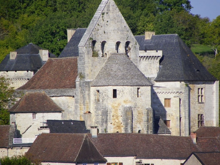 Gros plan église château - Ajat
