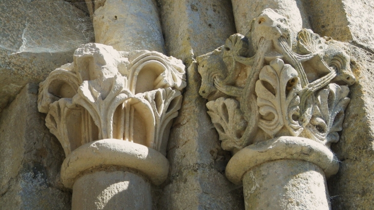 Chapiteaux du portail de l'église de Beauzens. - Ajat