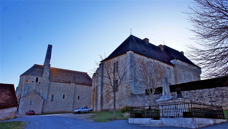 Le château et l'église - Ajat