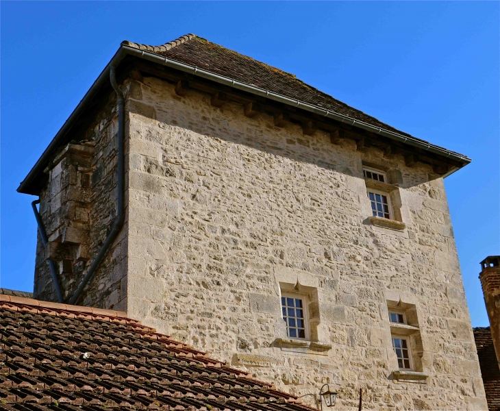 De la belle maison dont l'éfification date de 1527 - Ajat