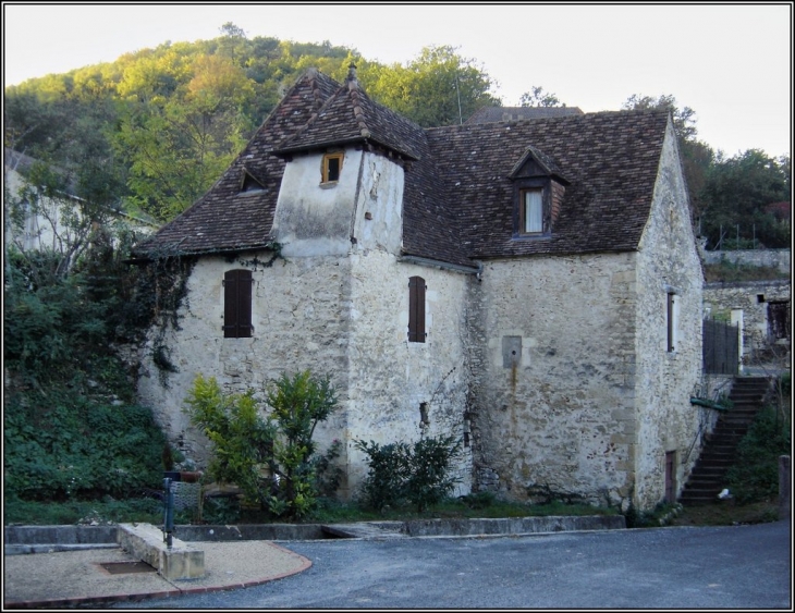 Vieille maison avec tourelle de guingois - Allas-les-Mines