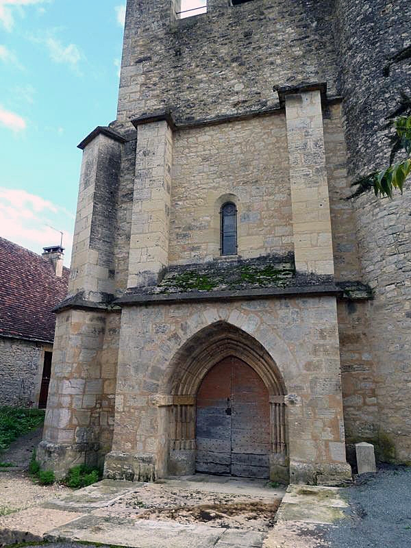 L'entrée de l'église - Allas-les-Mines