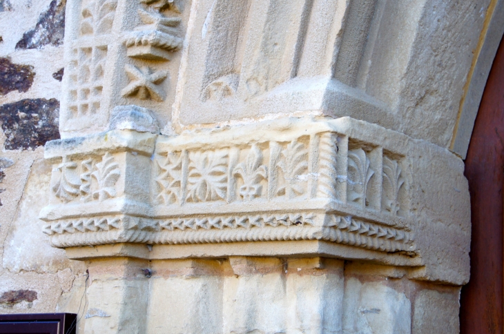 Chapiteau gauche du portail de l'église Saint Martin. - Angoisse