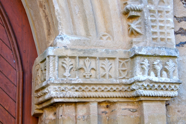 Chapiteau droit du portail de l'église Saint Martin. - Angoisse