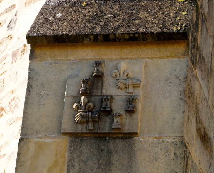 Dans un contre fort de l'église Saint Martin : Blason  qui porte les armes des Talleyrand-Périgord. - Angoisse