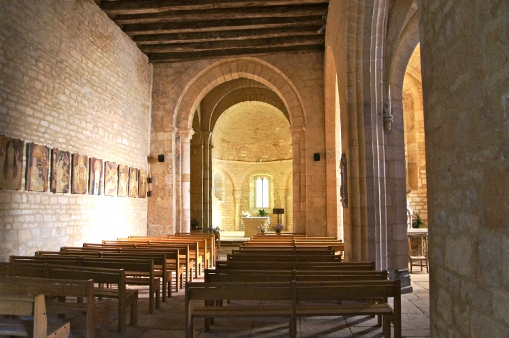Eglise Saint-Etienne : la nef vers le choeur. - Archignac