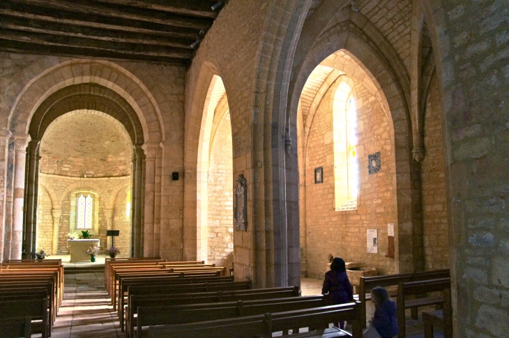 Eglise saint-Etienne : La nef avec un collatéral voûté d'ogives ajoutée au XVIe siècle. - Archignac