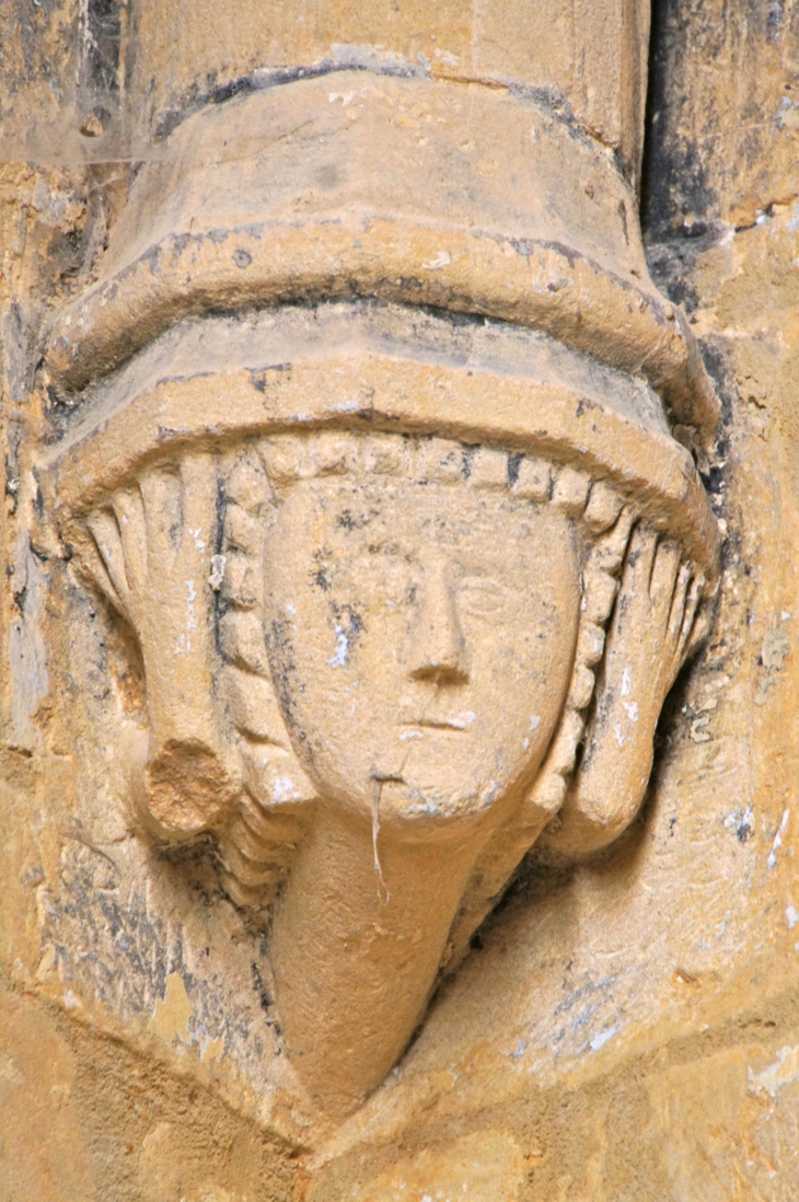 Eglise Saint-etienne : corbeau sculpté. - Archignac