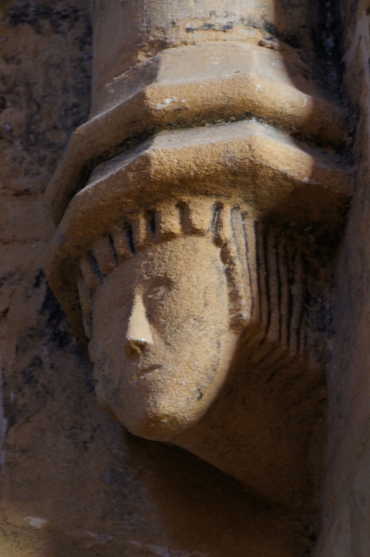 Eglise Saint-Etienne : corbeau sculpté. - Archignac