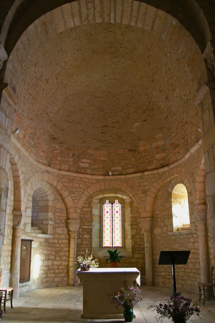 Eglise Saint-Etienne : le choeur en cul-de-four est orné de colonnettes et d'arcatures aveugles. - Archignac