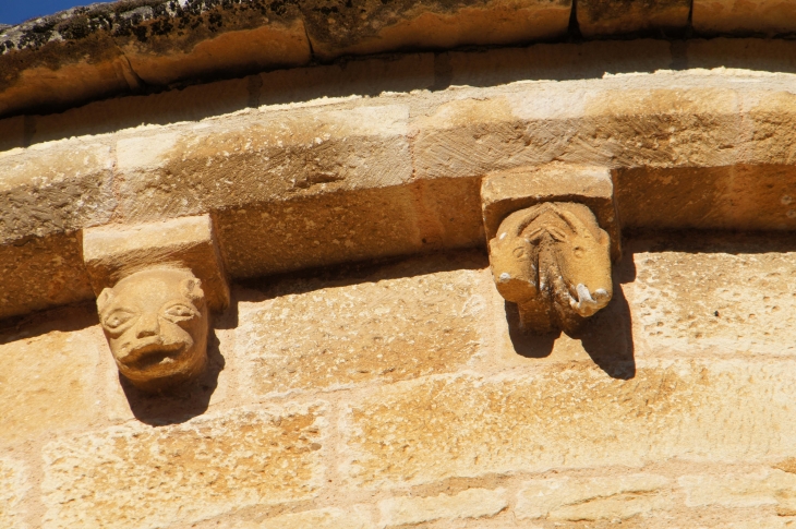 Eglise Saint-Etienne : modillons de l'abside. - Archignac
