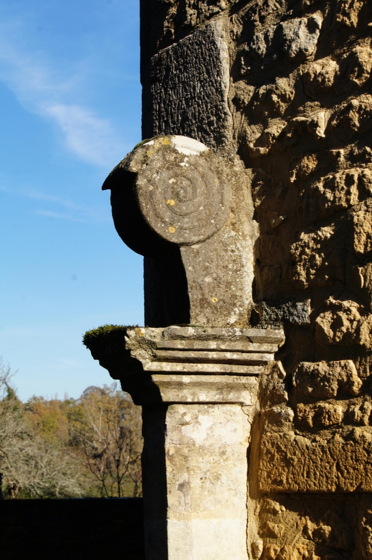 Sculpture d'un pilier de portail. - Archignac
