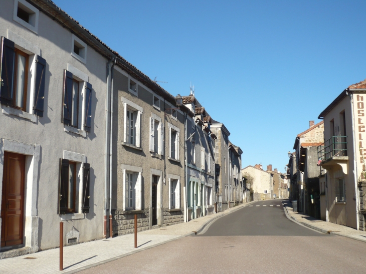 La Rue Principale (D675) - Augignac