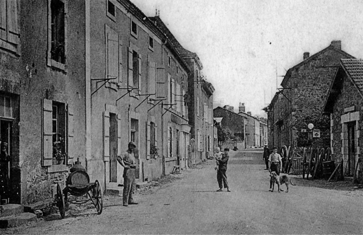 La Rue Principale (D675)(carte postale ancienne, vers 1930). - Augignac