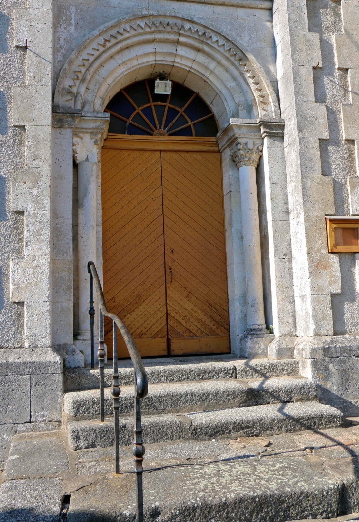 Le portail de l'église Saint Martial. - Augignac