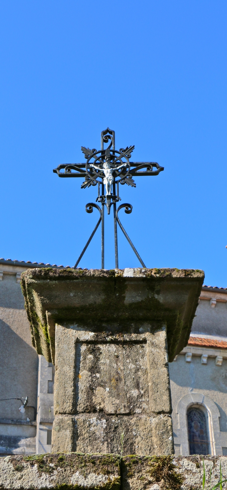 La croix sur la place de l'église. - Augignac
