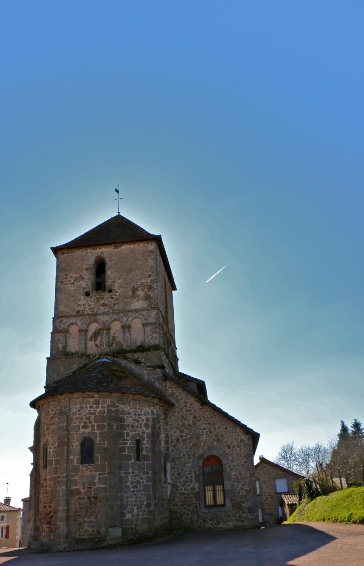 L'église Saint Martial du XIIe siècle, restaurée au XIXe siècle. - Augignac