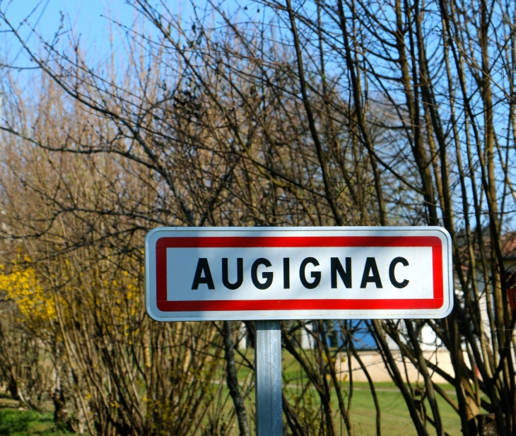 Autrefois : Augilhacum en 1365. La commune se nommait Auginiac en 1864. - Augignac