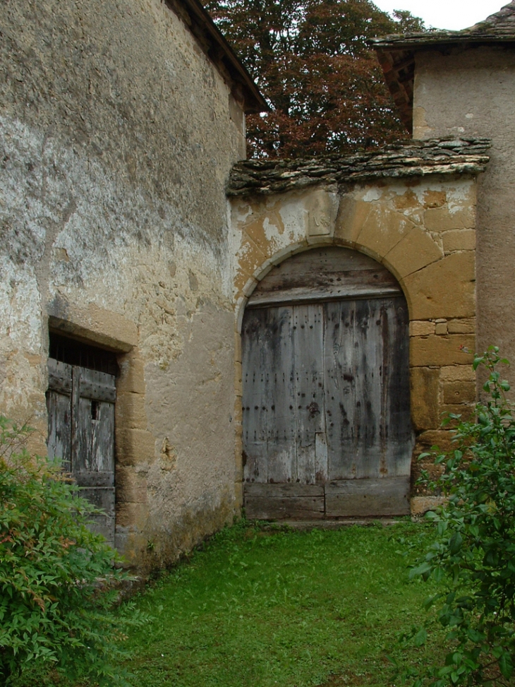 Une porte à l'ancienne place du village - Auriac-du-Périgord