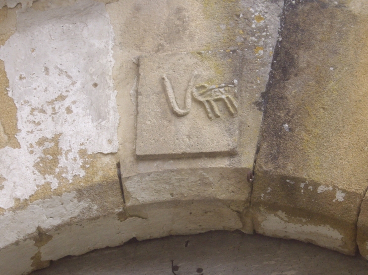 Bas relief énigmatique au dessus d'une porte. - Auriac-du-Périgord