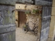 Photo précédente de Auriac-du-Périgord Dans la cour, un vieux vélo.