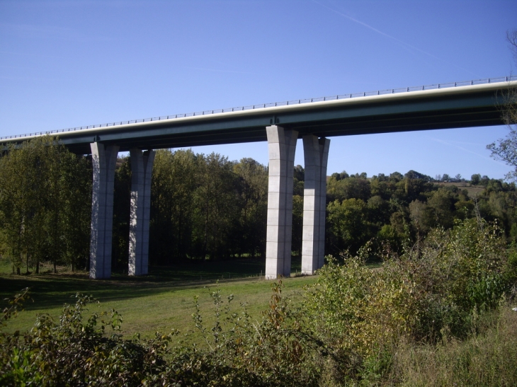 Le viaduc de l'autoroute A89 au dessus de la vallée de la Douyme. - Azerat