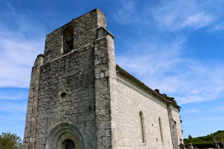 Eglise Saint Blaise d'origine romane, mais remaniée. - Bardou