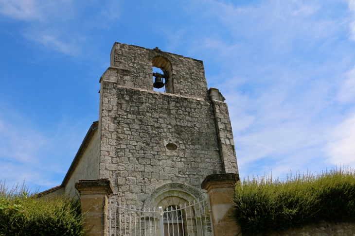 Façade occidentale de l'église Saint Blaise, romane et son clocher-mur. - Bardou