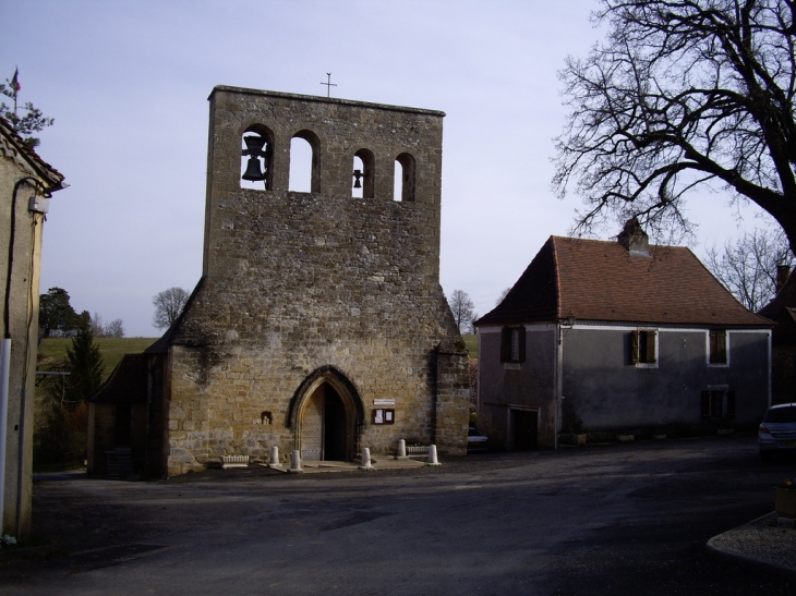 L'église romane et son clocher mur à 4 baies campanaires, cette église abrite le musée de l'harmonium. - Bars