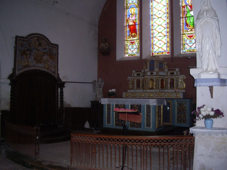 L'autel de l'église. - Beleymas