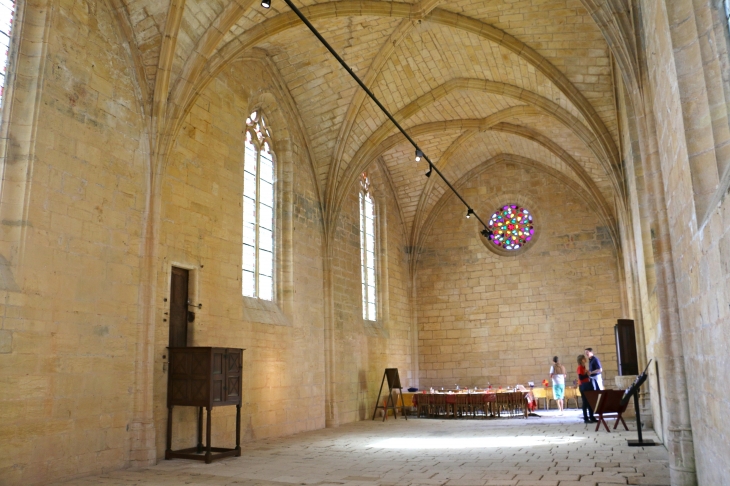 La nef vers le portail de la chapelle du château. - Biron