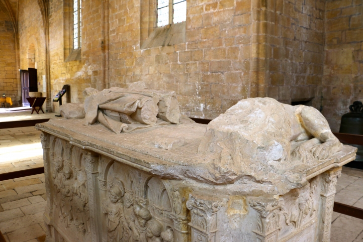 Tombeaux-de-pons-de-gontaut-baron-de-biron-mort-en-1524-et-de-son-frere-armand-evêque-de-sarlat-mort-en-1531-les-tetes-des-gisants-ont-ete-martelees-chapelle-du-chateau