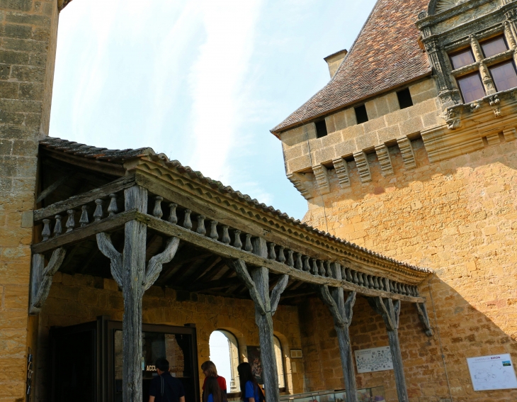 Le château : le préau reliant la chapelle au donjon. - Biron