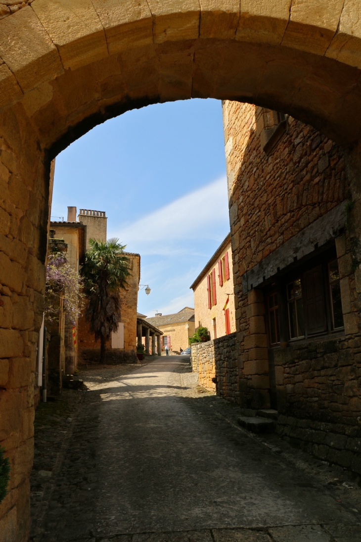 La-porte-Est-du-village - Biron
