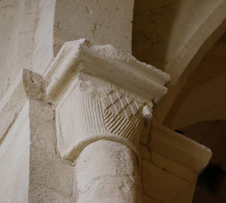 Eglise Notre Dame sous Biron : chapiteau sculpté.