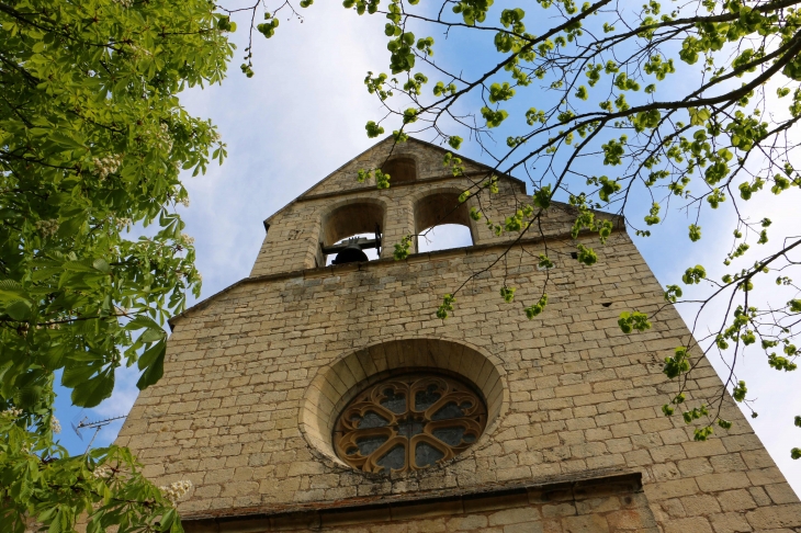 Le clocher-mur de l'église Notre Dame sous Biron.