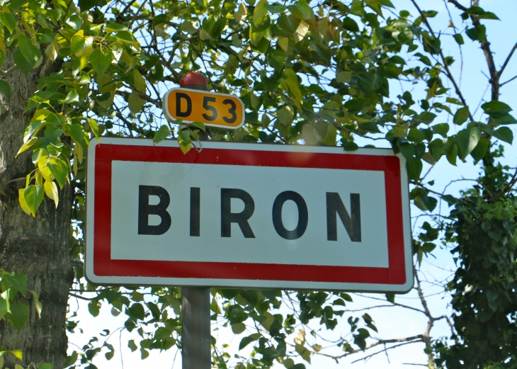 Autrefois : siège de l'une des quatre baronnies du Périgord. Le fief était tenu par la famille Gontaut-Biron, pendant 800 ans.